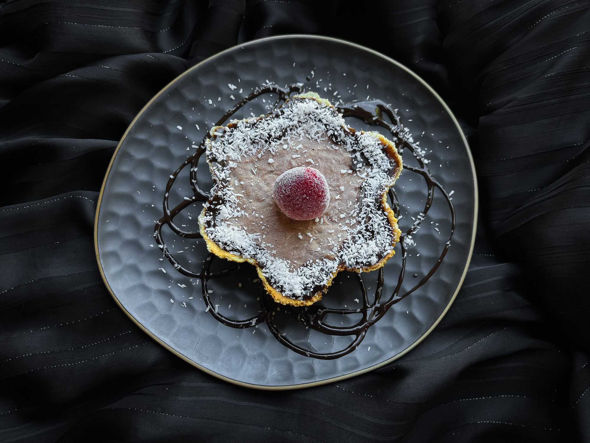 Déposé dans un plat creux, une coupe en forme d'étoile à six branches accueille le dessert glacé protéiné au Nesquick.