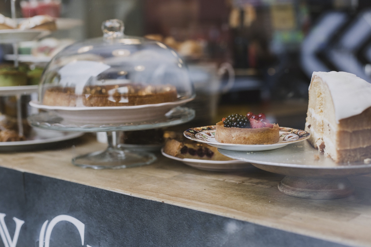 Gâteaux minceur exposés dans une vitrine