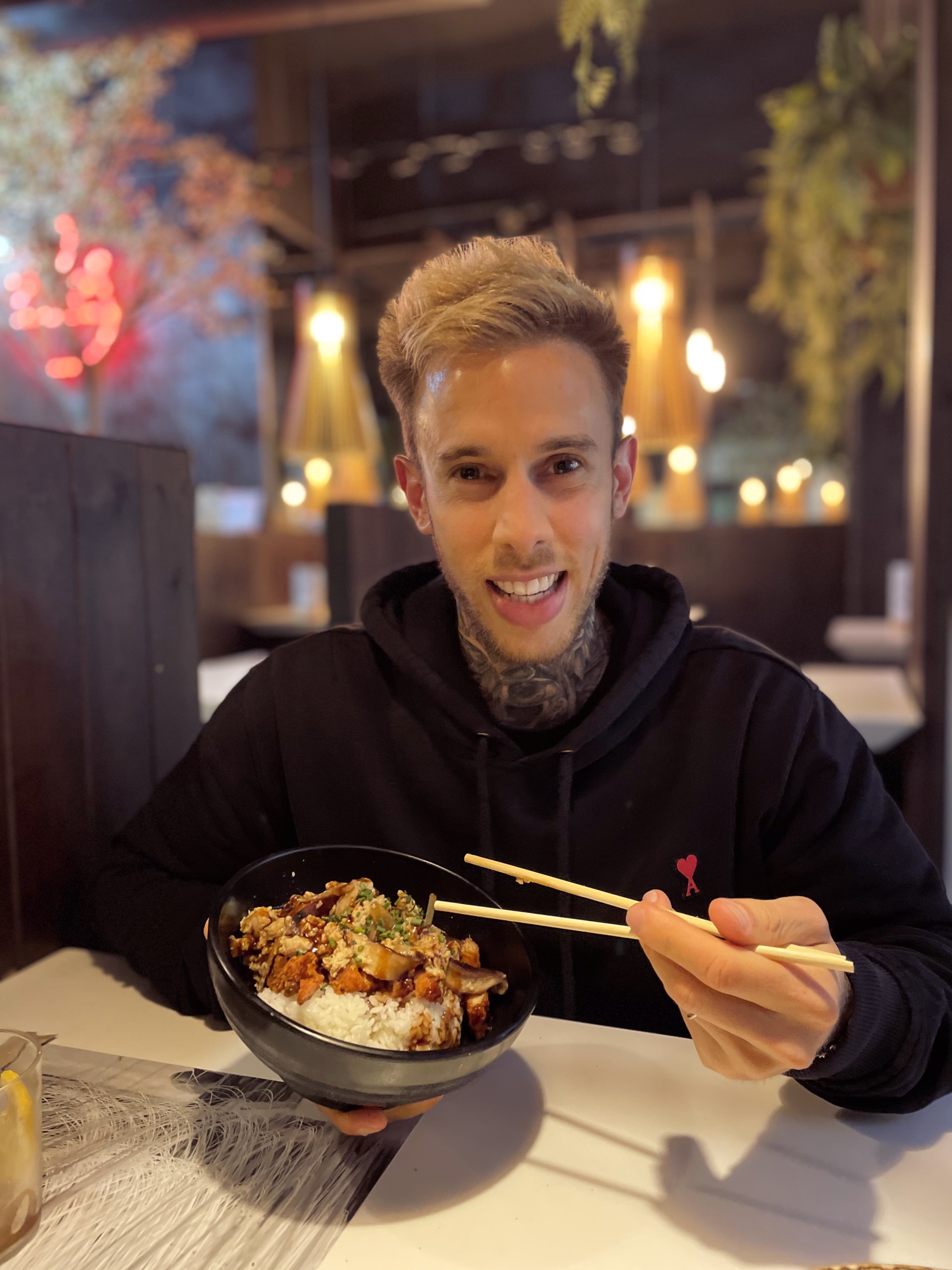 Jérémy, mange du riz pour se remettre en forme