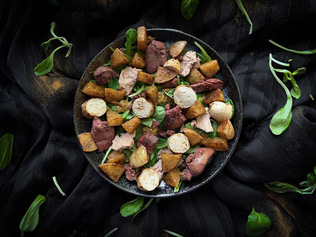 Salade de Noël au foie de volaille, boudin blanc, foie gras et pommes à