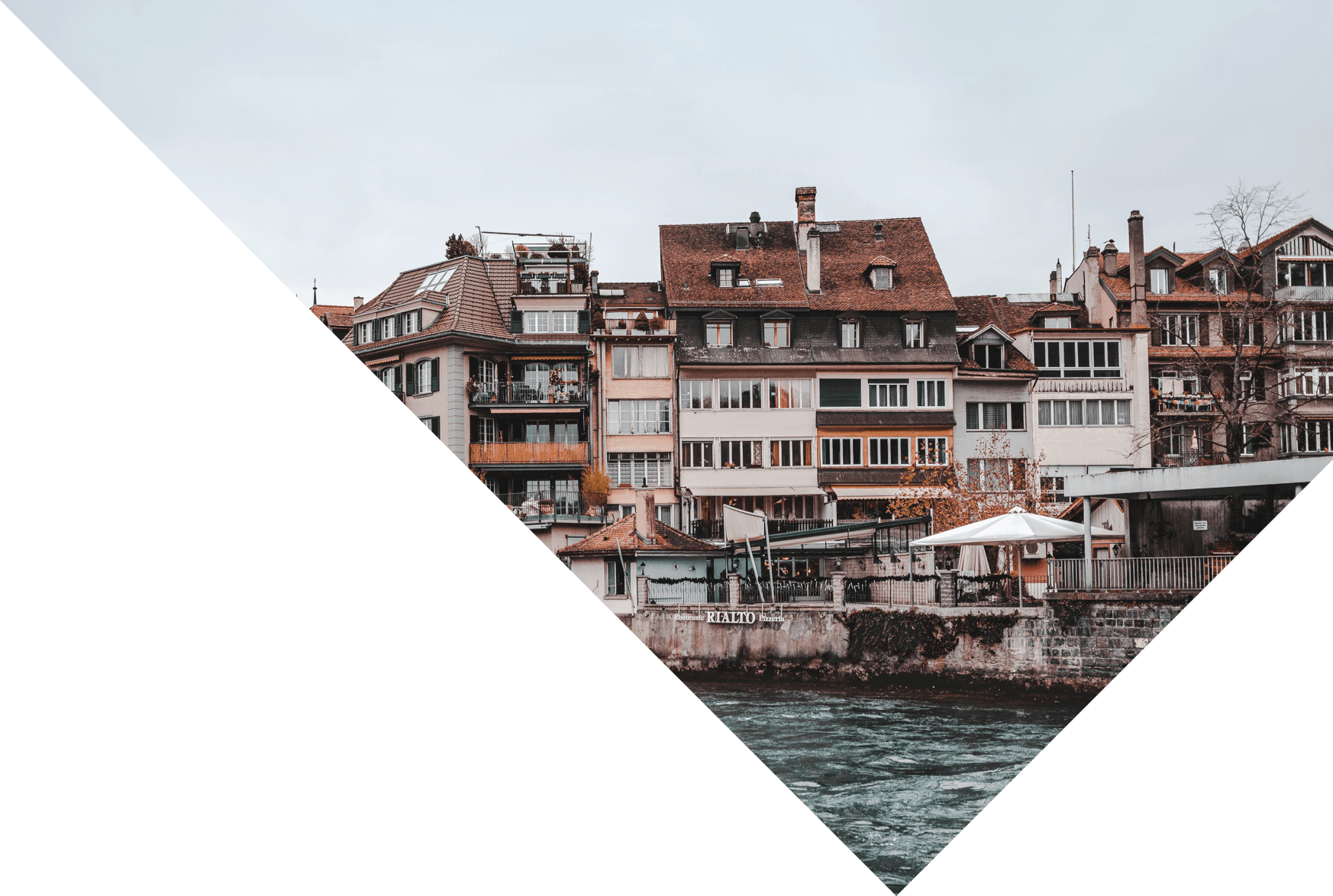 Die Altstadt von Thun, im Vordergrund die Aare.