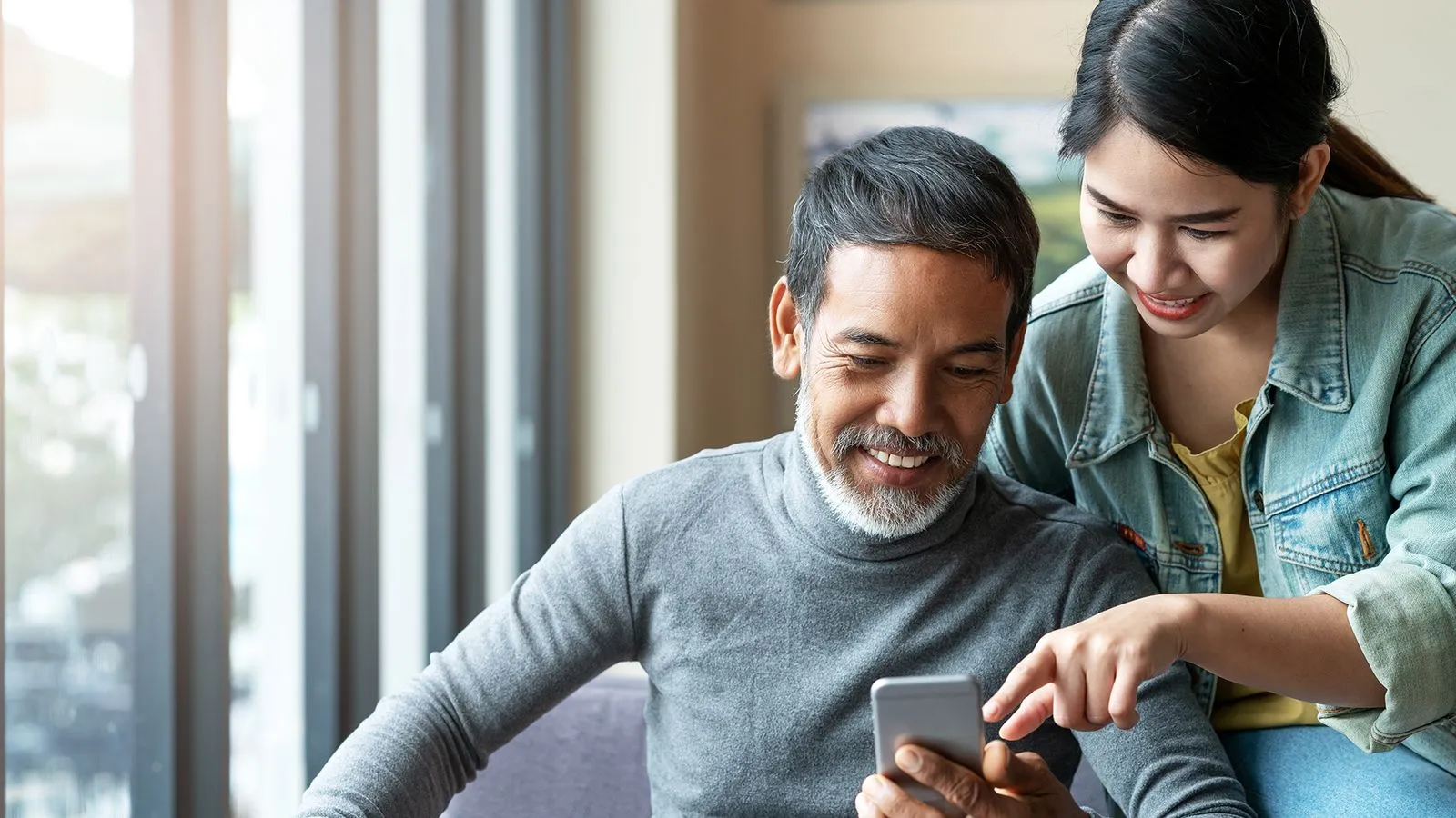 Фото семьи с сыном. Отец планшет сын. Папа с сыном у компьютера. Отец и трое детей фото. Подростки и родители.