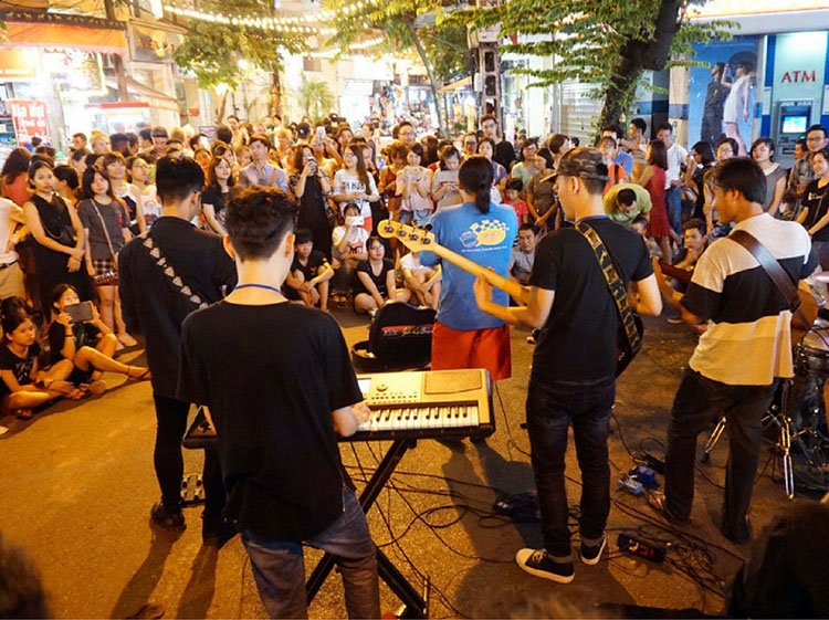music-performance-on-hanoi-walking-street