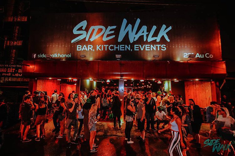 Sidewalk-bar-Hanoi-nightlife