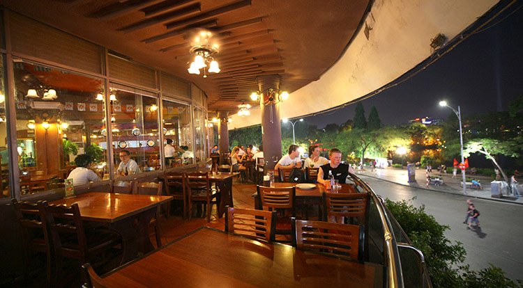 Legend-beer-hanoi-nightlife