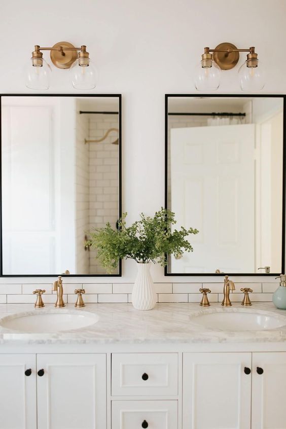 I love this black, white, and gold bathroom design. - M Loves M @marmar