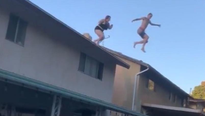 VIDEO: Mujer sufre accidente al fallar clavado a la alberca desde el