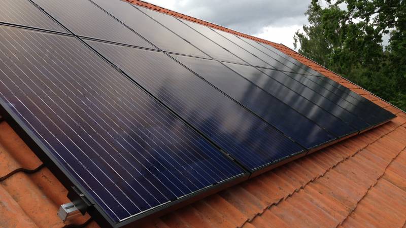 Närbild på solceller installerade på villatak i Torshälla, Eskilstuna