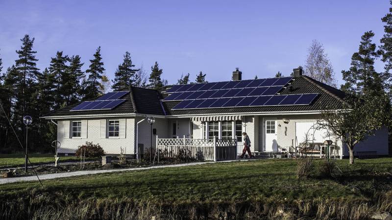 Komplett solcellspaket instalerat och producerar solel