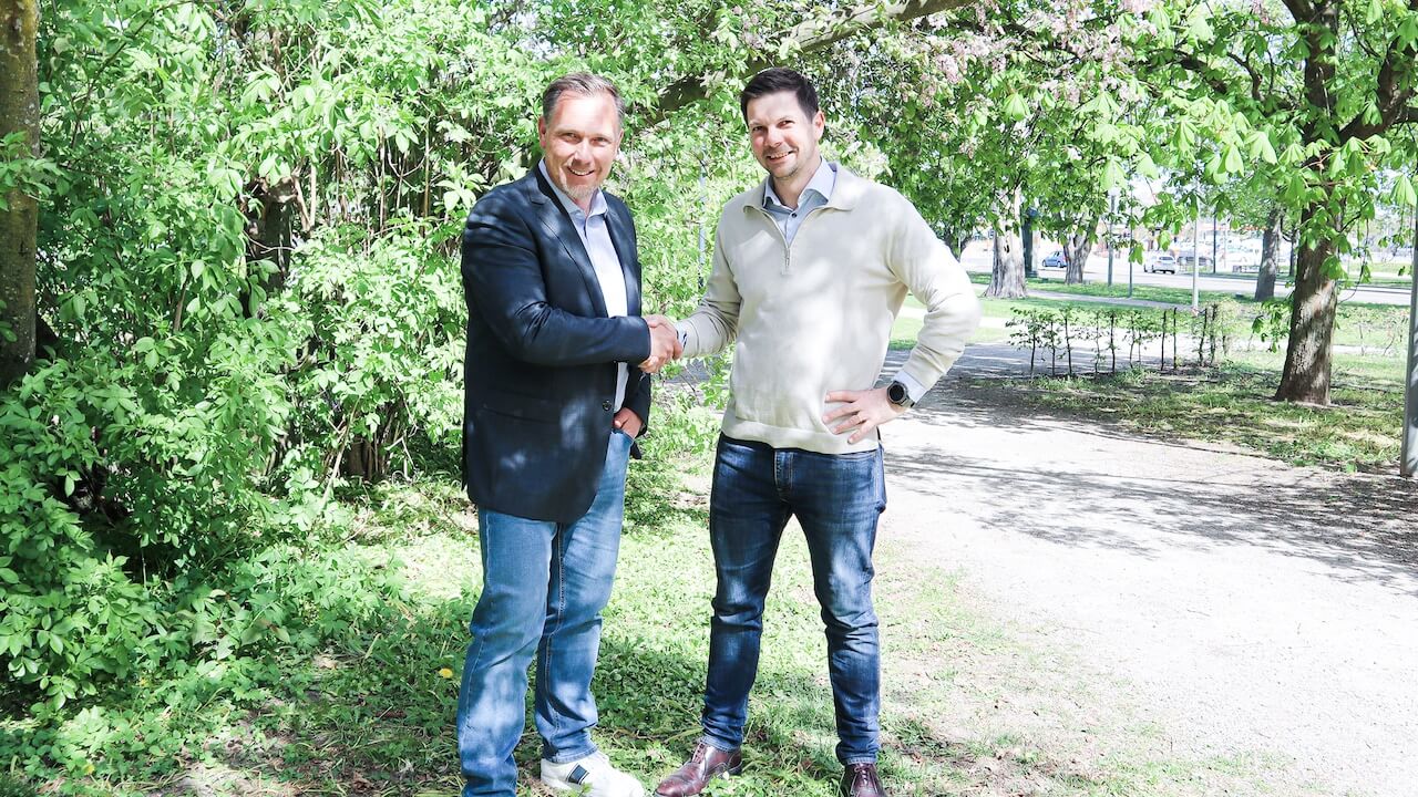 Som ett svar på den ökade efterfrågan av större solcellsanläggninar tecknar Ecokrafts affärsutvecklare Tony Roos ramavtal med Vinnergis Martin Ansell-Schultz.