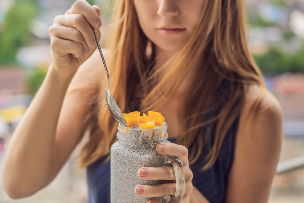 women with chia see pudding