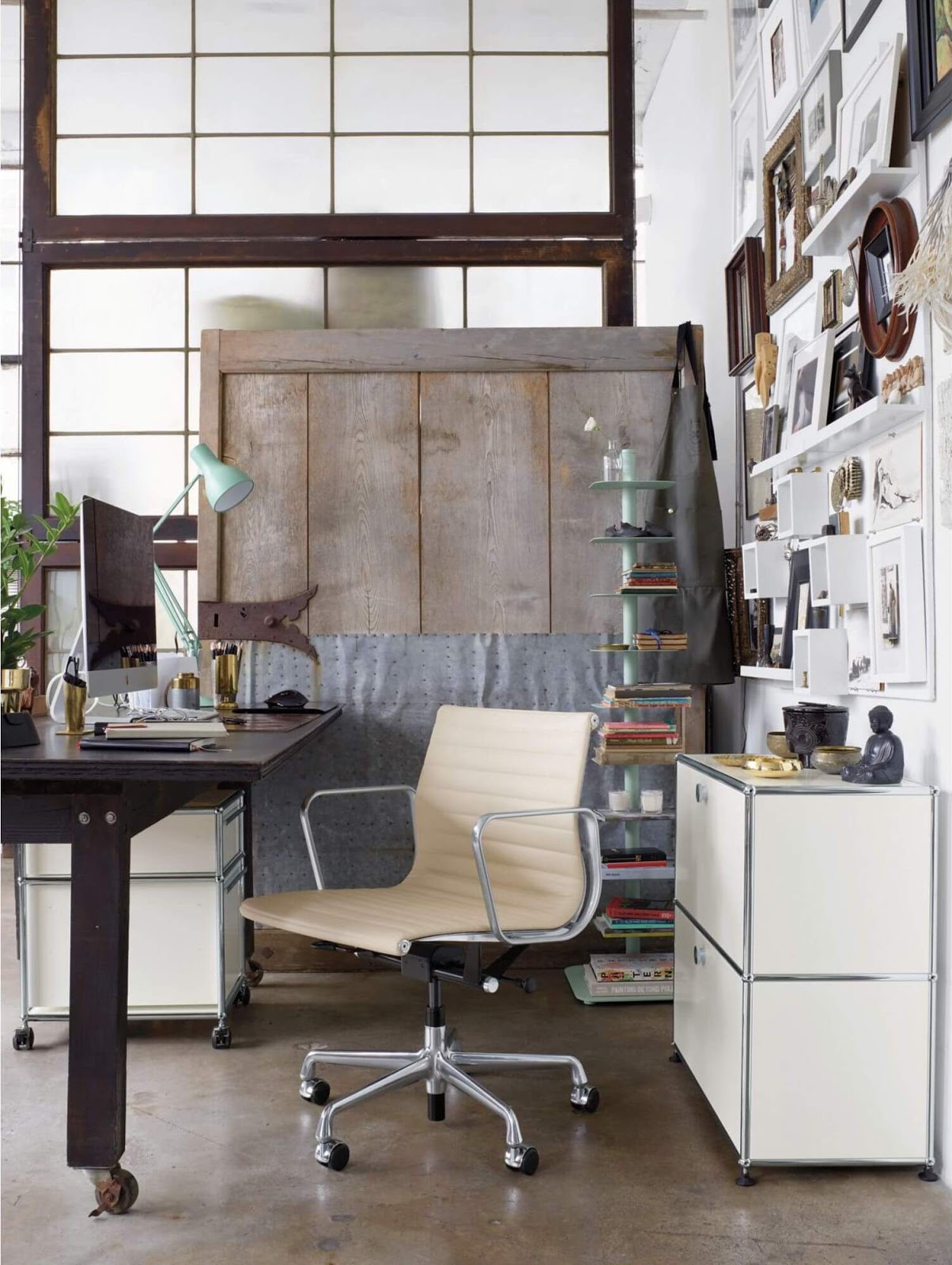 Eames® Aluminum Group Management Chair with Pneumatic Lift