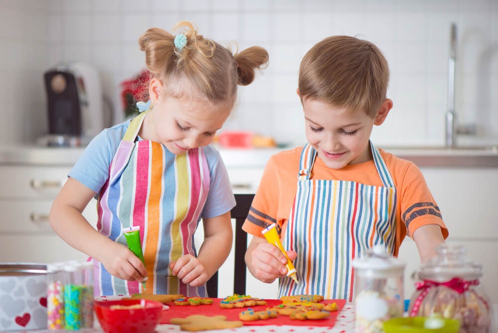 Children decorating cookies