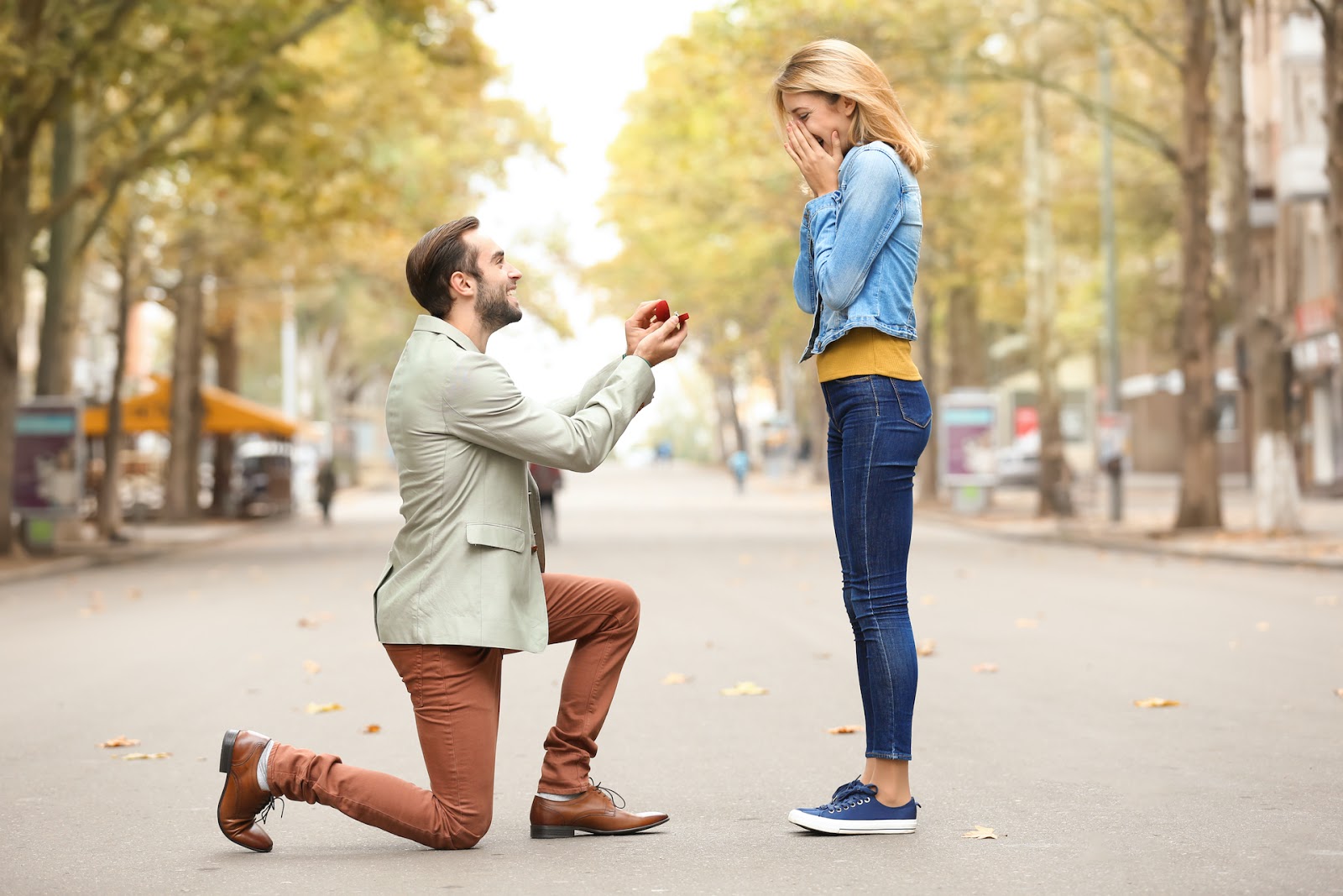 Man proposing to woman in a street