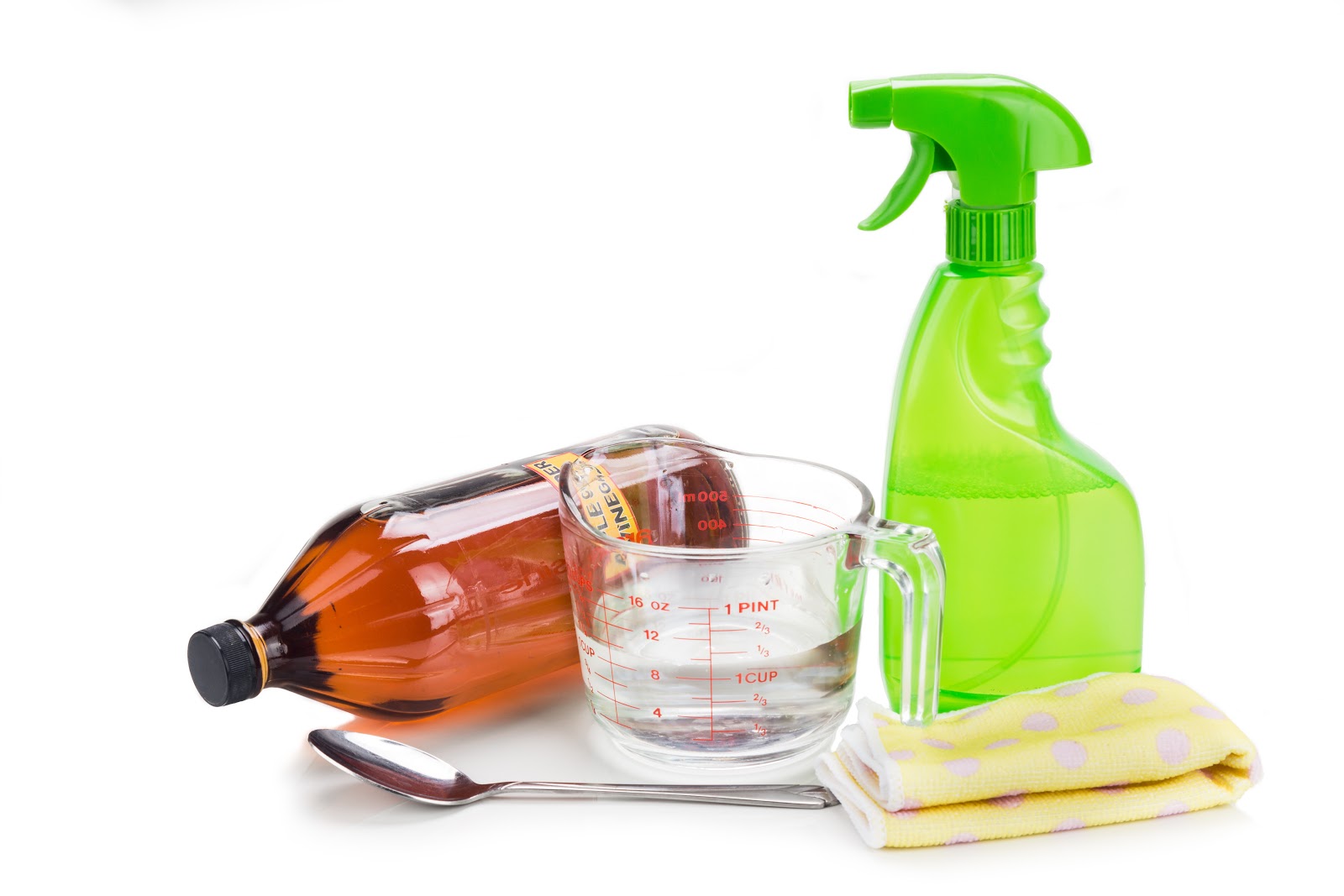 Homemade cleaning solution with vinegar
