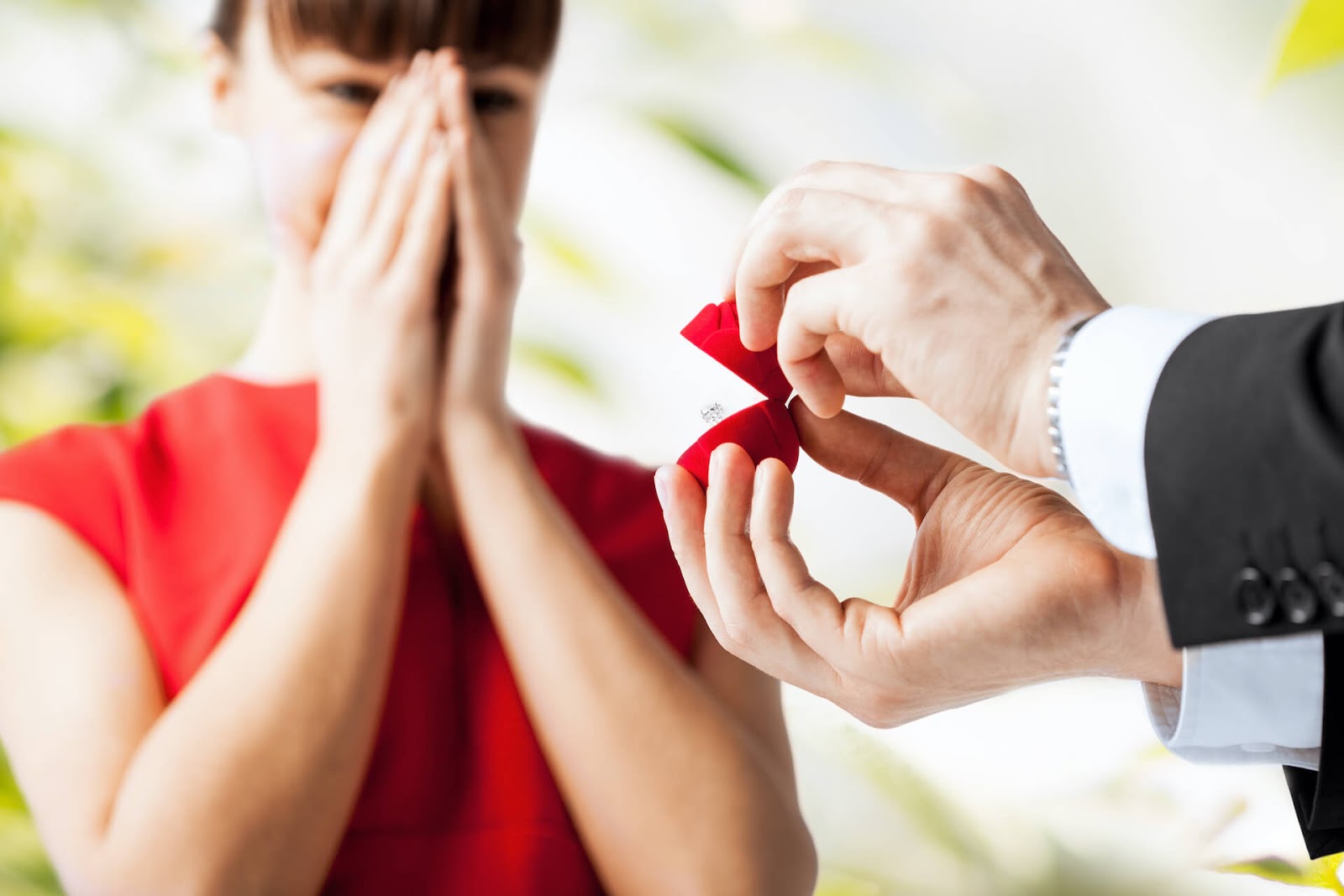 Man proposing to woman