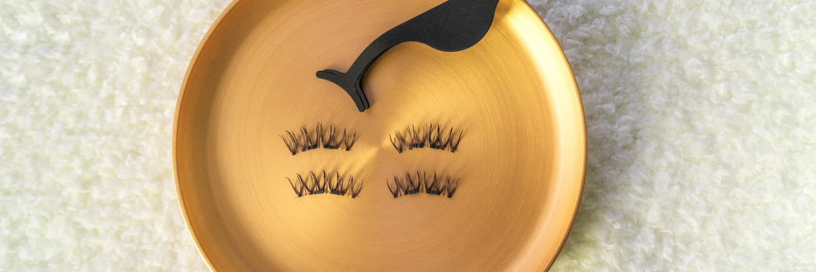 Fake eyelashes and tool in gold plate