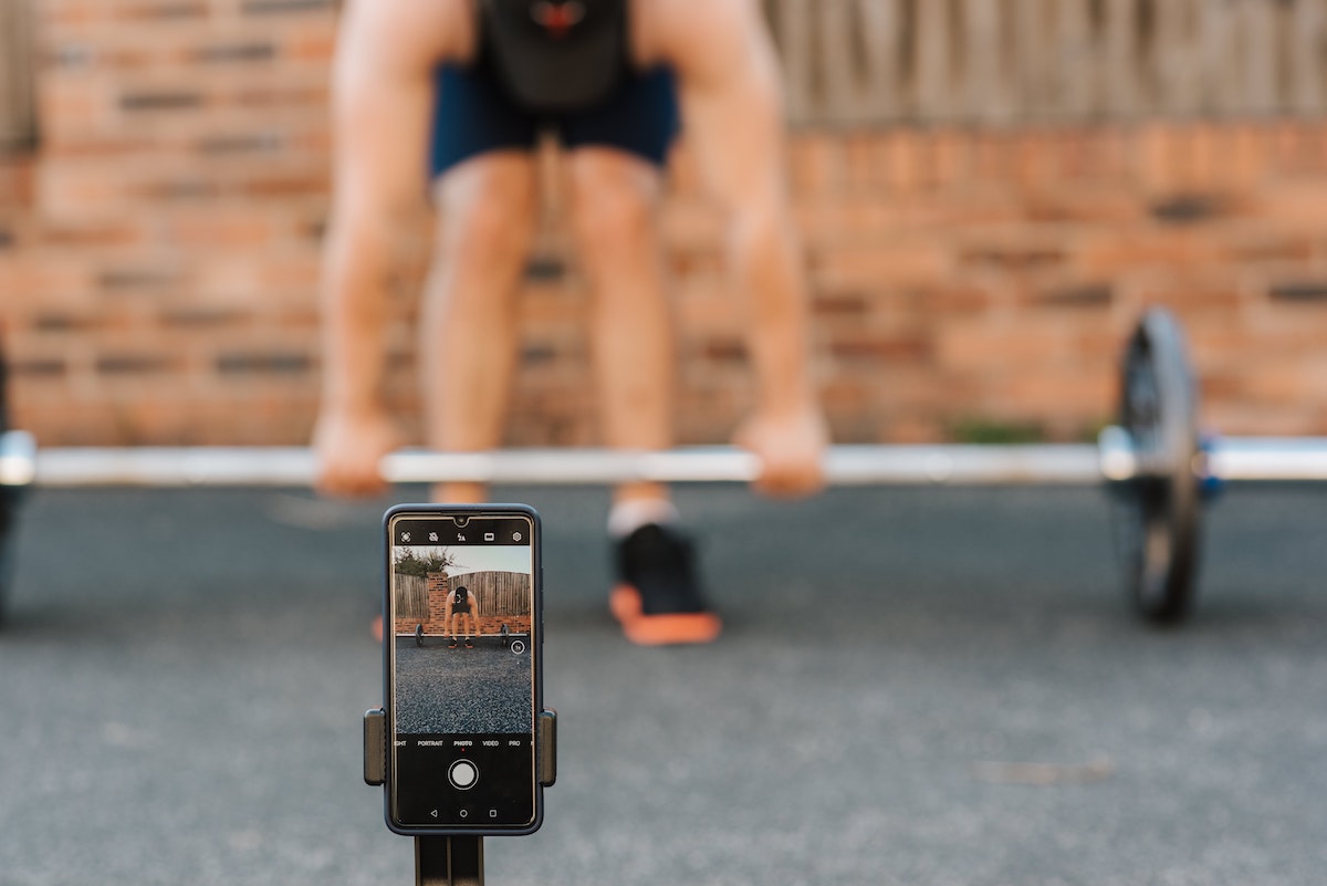 Filming a barbell workout on smartphone