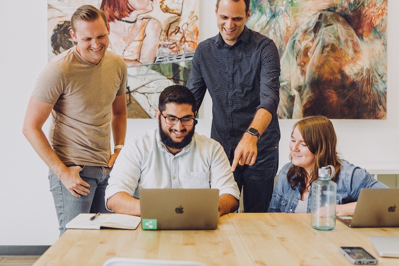 A service team helping an employee at her desk