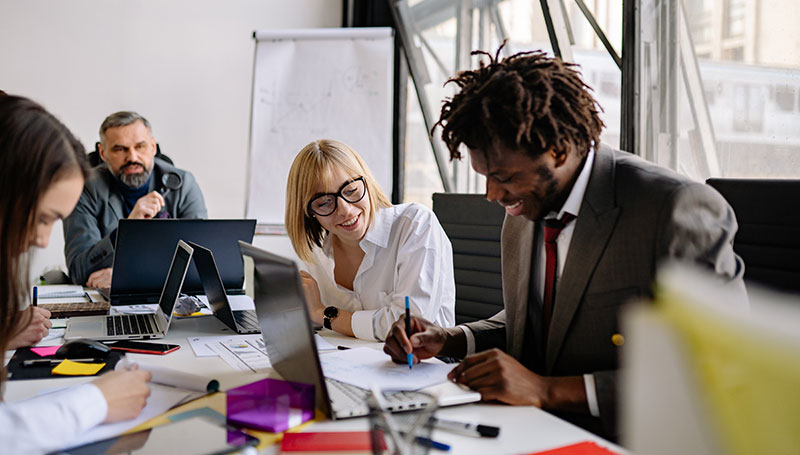 Manager motivating employees with positive feedback