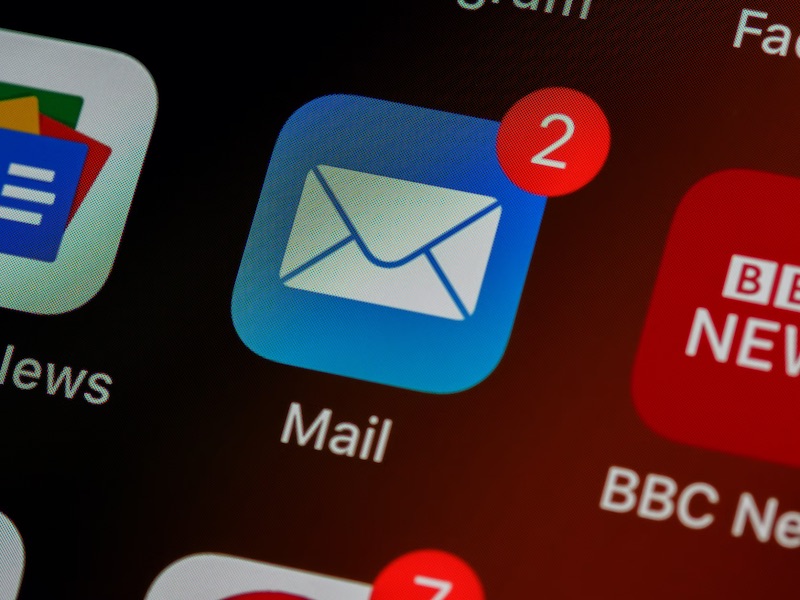 Mail app with notification indicator of 2