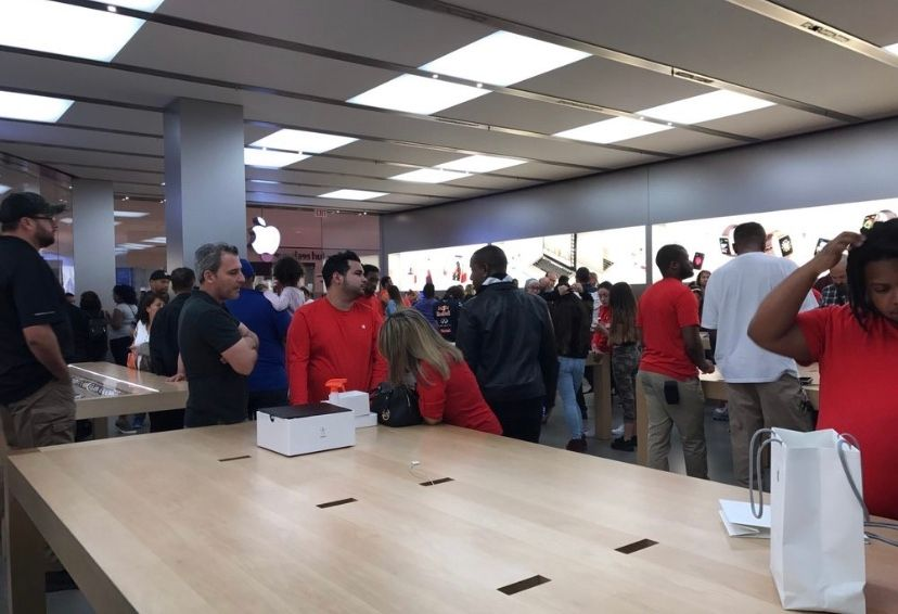 A typical day of an Apple store employee (Aventura, FL)