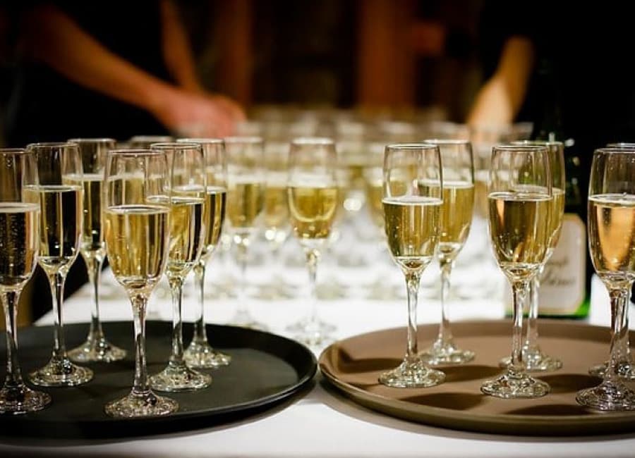 Difference Between Champagne and Sparkling Wine