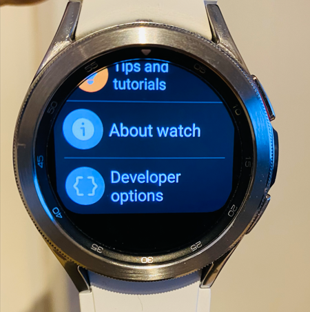 Obsah obrázku hodiny, hodinky, popruh, Analogové hodinkyPopis byl vytvořen automaticky