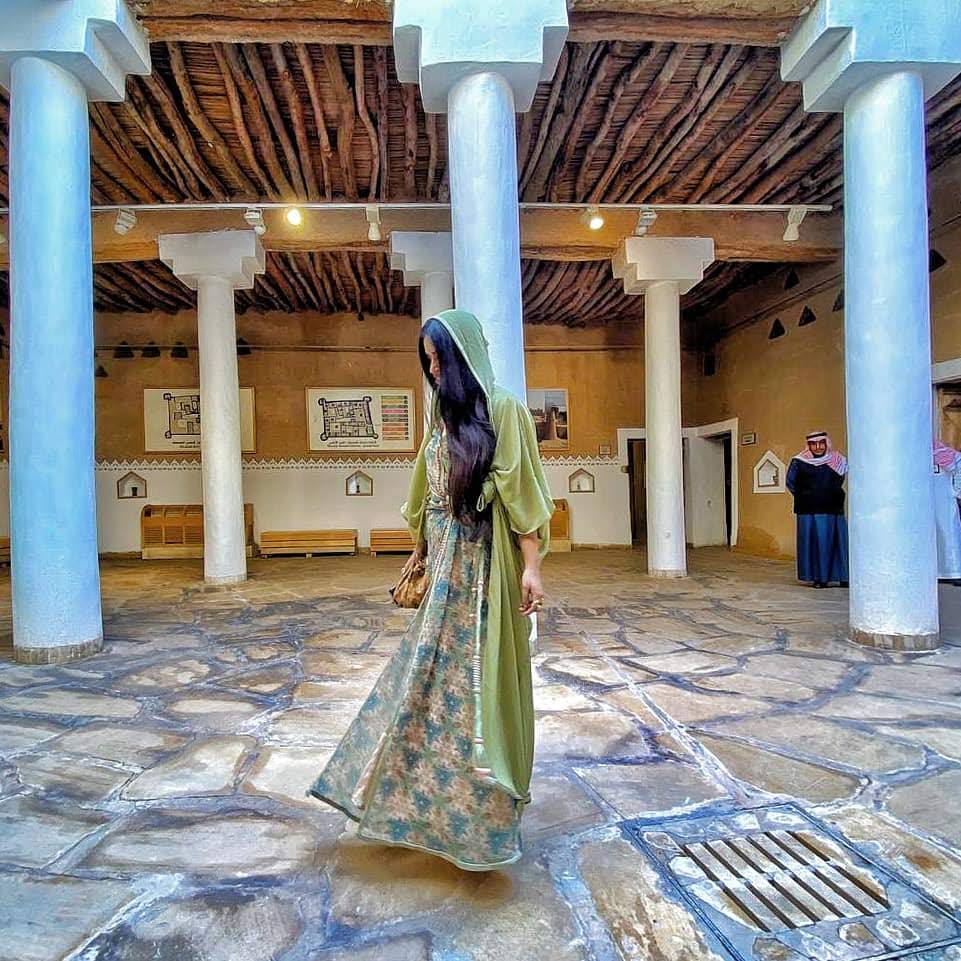 saudi-style-dress-festival-middle-east-diamantine-moroccan