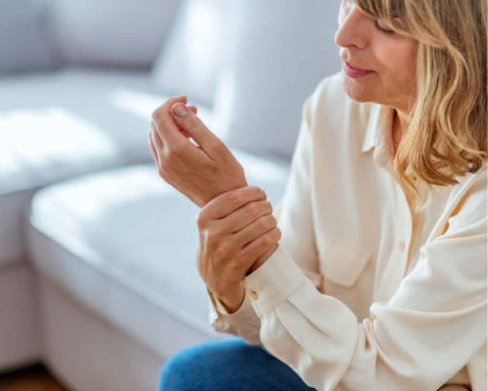 How to Spot the Signs and Symptoms of Osteoporosis