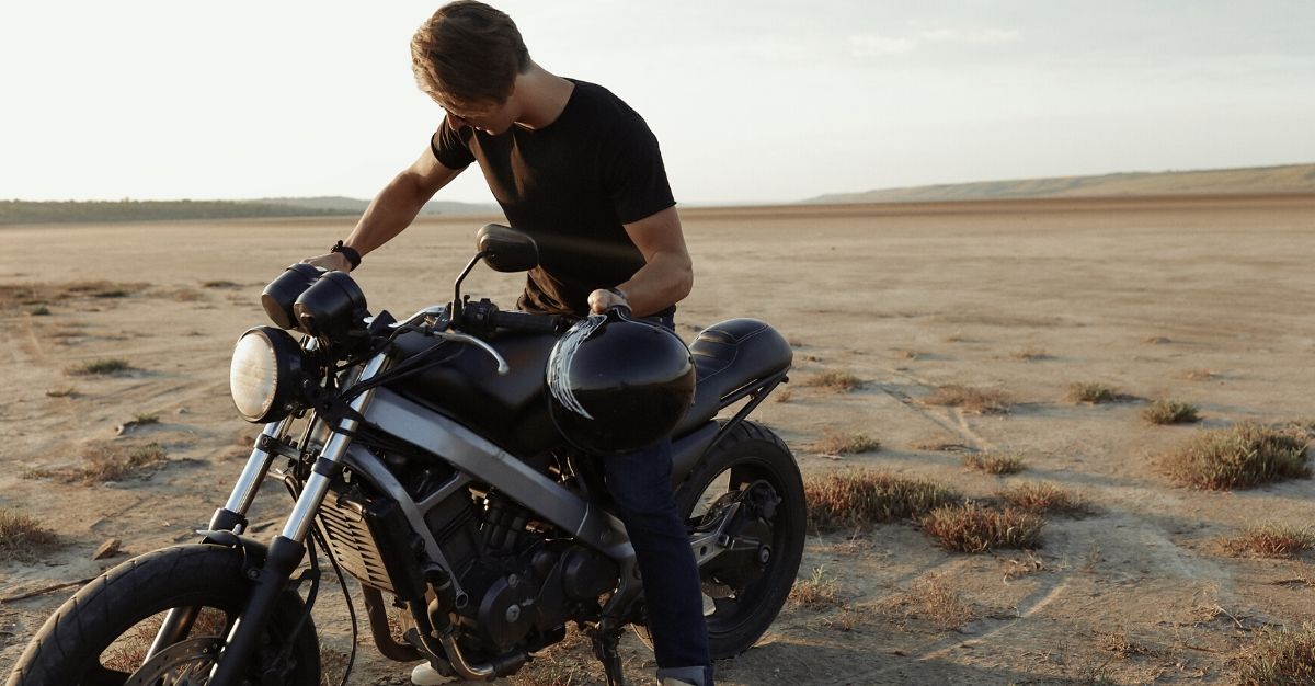 moto dans désert