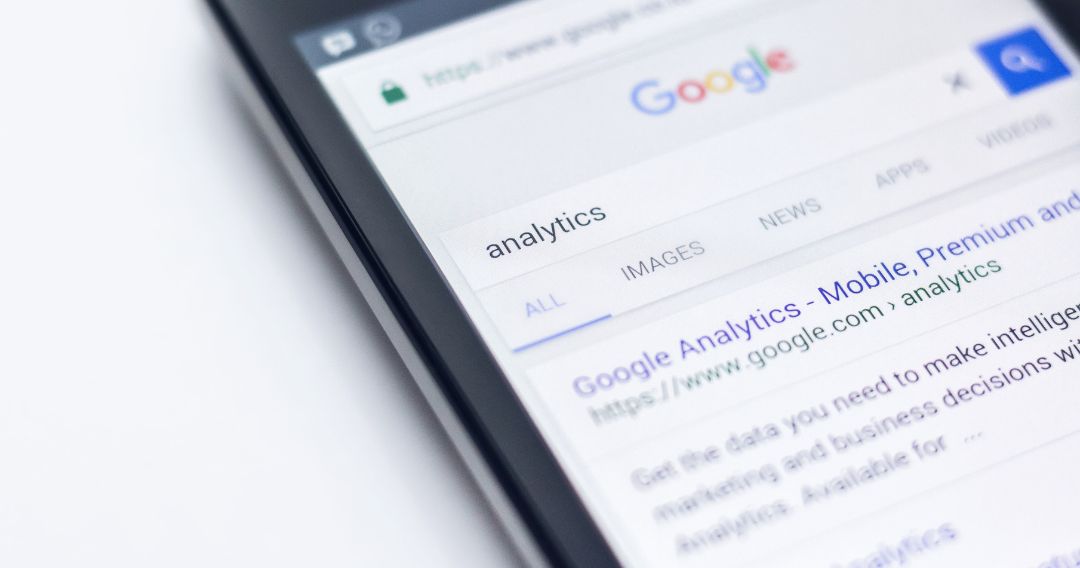 The word analytics on Google's search bar