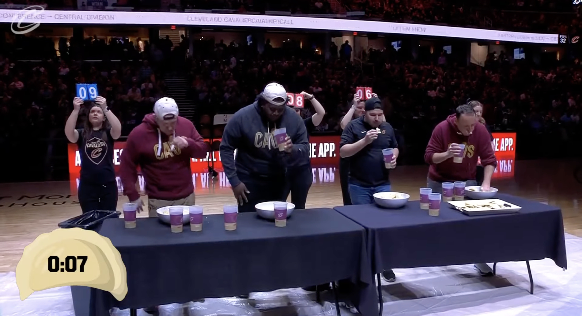 “Pierogi eating contest” na meczu Cavaliers