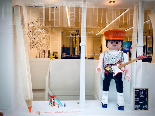 vitrine du salon de coiffure pouce avec playmobil géant