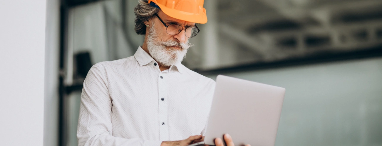 Handwerker mit Laptop