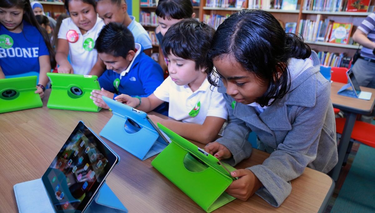 Chicago Launches Groundbreaking Initiative to Bridge Digital Divide, Providing Free High-Speed Internet Access to Over 100,000 CPS Students