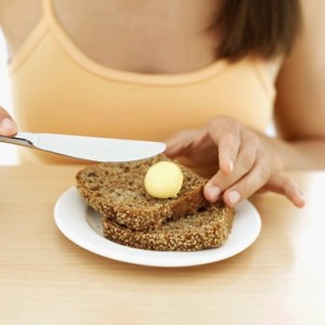 femme manger gourmandise pain beurre gourmand