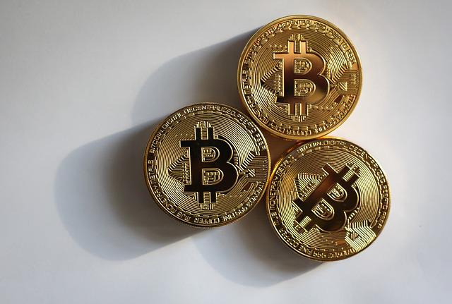 halving do Bitcoin - moedas com a logo do Bitcoin