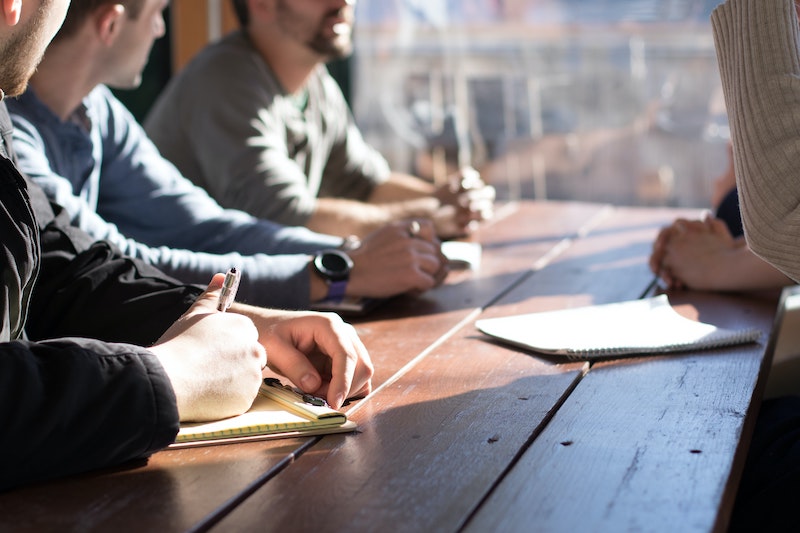 Des hommes travaillent ensemble dans un space de coworking