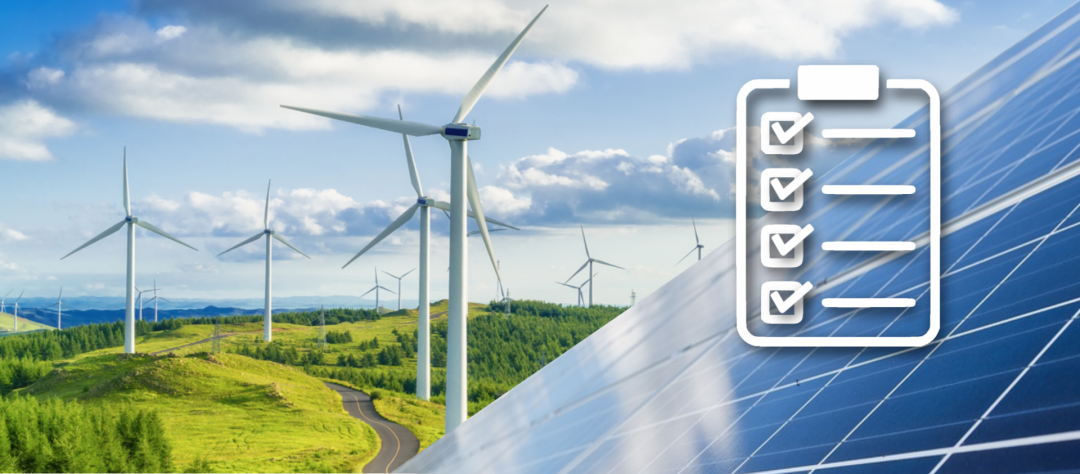 Windkrafträder und Solaranlage in der Natur mit Checklistensymbol, die Grünstrom Kriterien symbolisieren