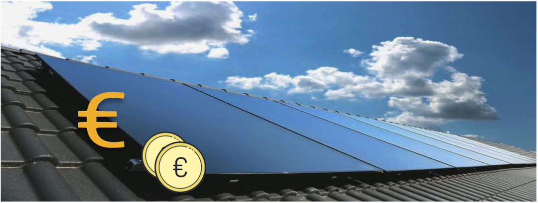 Die Kosten einer Solarheizung durch ein Euro Zeichen und zwei Münzen dargestellt, die vor einer Solarthermie-Anlage auf einem Dach sind.