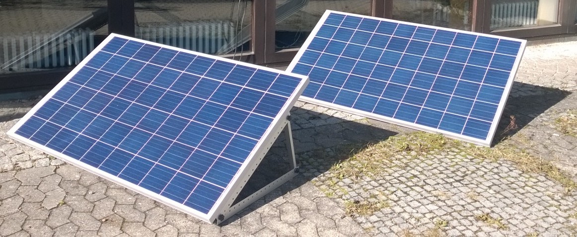 Zwei Mini PV-Anlage nebeneinander aufgestellt