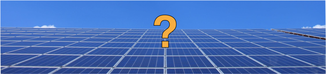 Solaranlage kaufen - gelbes Fragezeichen auf einer blauen Solaranlage