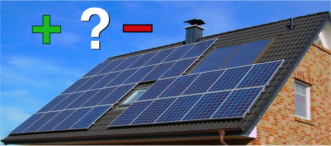 Die Vorteile und Nachteile einer Photovoltaik Komplettanlage symbolisiert durch ein Plus, ein Minus und ein Fragezeichen über einem Dach mit PV-Anlage