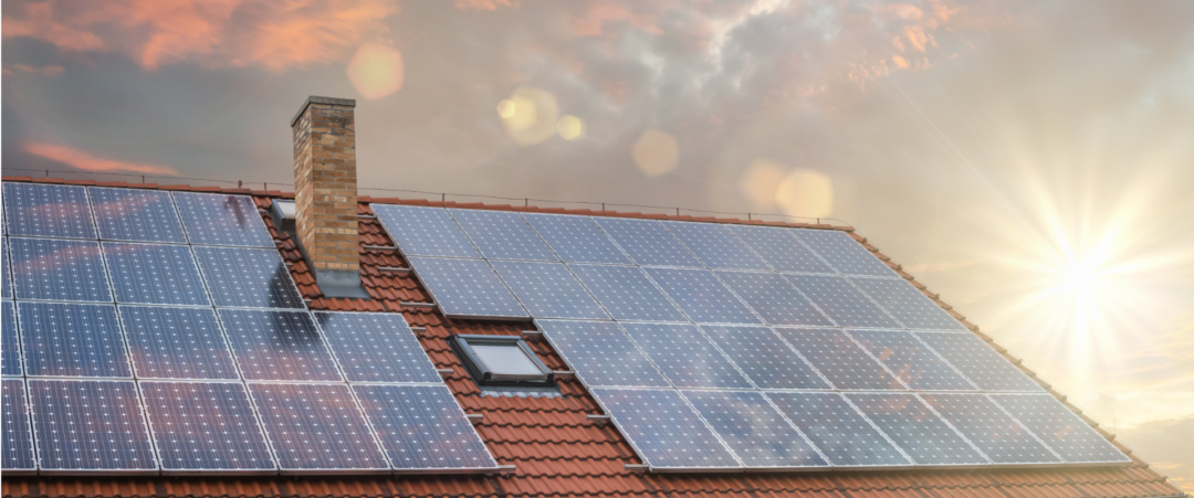 Solaranlage auf einem Dach mit Wolken im Hintergrund