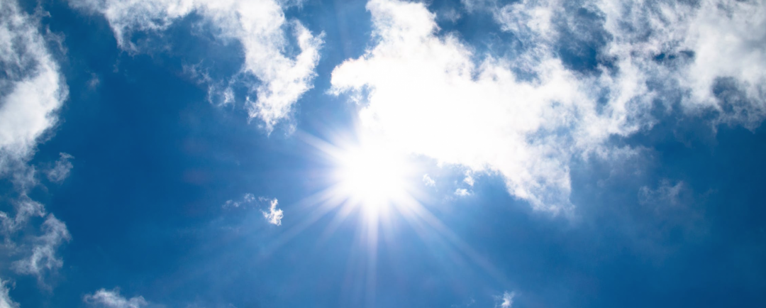 Solarenergie - Mittagssonne hoch am Himmel mit Wolken