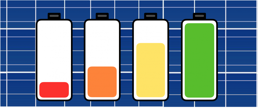 vier Solarbatterien vor einer PV-Anlage