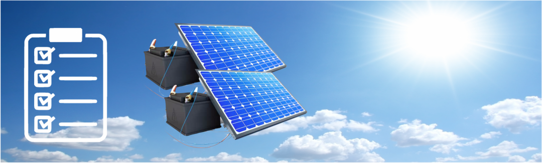 zwei Solarbatterien mit blauem Himmel im Hintergrund