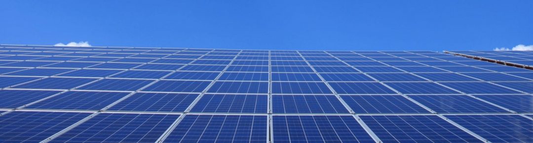 Solarenergie - eine große Solaranlage mit vielen Solarzellen mit Sicht Richtung Himmel