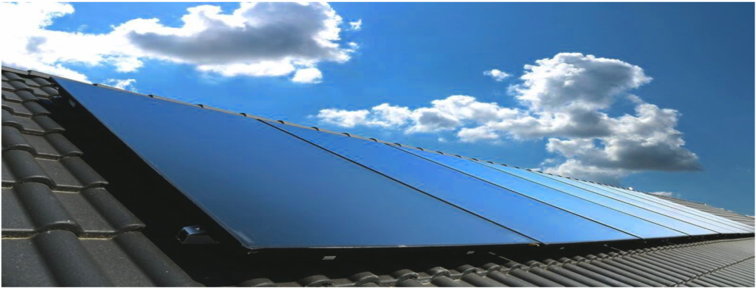 Eine Solarheizung auf einem grauen Dach mit blauem Himmel